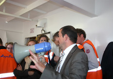 De vertegenwoordigers van de Europese Max Havelaar-organisaties kregen natuurlijk ook een rondleiding op de bananenboot. Op deze foto spreekt Erik Goetschalckx van Bonita de aanwezigen toe.