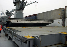 Het ruim met daarin de bananen voor AgroFair wordt geopend.