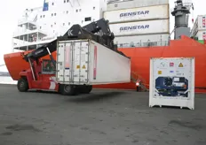 Na het lossen van de bananen worden er containers met bestemming Hamburg aan boord gebracht.