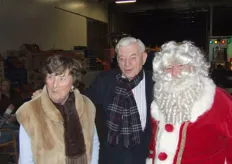 Ook oprichter Henk van Walderveen senior en zijn vrouw waren er natuurlijk bij. Hier even met de kerstman op de foto.