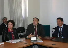 De directeur van ORMA tussen Homa Ashtari en Mohammed Laroussi