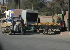 Verkoop langs de kant van de weg in Marokko van lokaal geteelde mandarijnen en bananen.