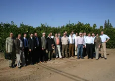 Groepsfoto van de deelnemers aan de handelsmissie naar Marokko op de plantage van Delassus.