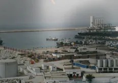 Een schilderij van de haven van Agadir