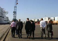 Een gedeelte van de delegatie kijkt rond in de haven