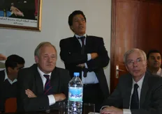 Roel Bol, Mohammed Laroussi en Carel Heringa (ministerie van LNV) luisteren aandachtig