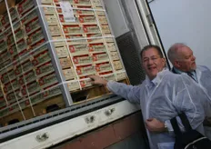 Willem Zonnevijlle kijkt hoe de pallets in de container worden geplaatst