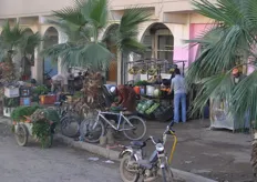 Verkoop van groenten en fruit langs de kant van de weg in Marokko