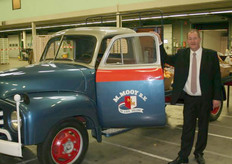 Willem poseert voor oude truck die van stal was gehaald om de bezoekers te laten likkebaarden