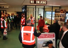 Ward Bruinink sprak alle participanten toe. Er waren 130 mensen gekomen die met medewerkers van Mooy een rondleiding hadden gekregen door het bedrijf.