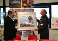 Wim Zonnevylle schenkt foto van truck voor nieuw pand STC