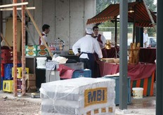 De mensen van de catering zijn er klaar voor.