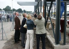Hellen en Jack Aartsen hijsen samen met Henny Aartsen de vlag.