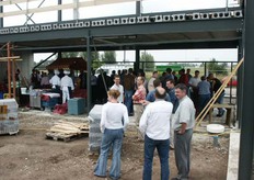 De aanwezigen genieten van een hapje en drankje, prima verzorgt door Â´t Ruyterhofke, op de plaats van de nieuwe kantine.