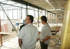 John Voesenek en Dennis van Eekelen bekijken de plaats waar hun buroÂ´s zullen komen te staan.