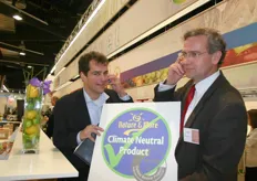 Gert Kögeler en Volkert den Engelsman tonen trots het embleem van Nature & More. Producten met dit logo zijn met zo min mogelijk CO2-uitstoot geproduceerd.