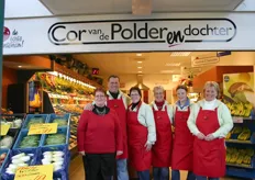 Cor van de Polder opende op 27 februari zijn nieuwe winkel op winkelcentrum Helleplaats in Rotterdam. In de winkel wordt iedere dag met ongeveer vijf personen gewerkt. Op deze foto het team van Cor van de Polder.