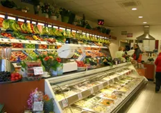 Cor van de Polder verkocht onlangs zijn groenten- en fruitspeciaalzaak en streek neer op een nieuwe locatie. Na acht weken van slopen en verbouwen kon de nieuwe winkel eindelijk worden geopend.