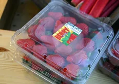 Aardbeien in een doos met deksel