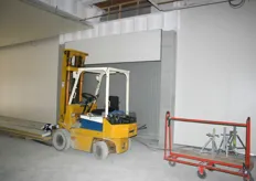 De nieuwbouw wordt op iedere verdieping verbonden met het huidige pand, zodat er op de meest efficiÃ«nte wijze kan worden gewerkt. Achter de heftruck komt een van de doorgangen.