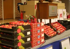 De jaarvergadering van AGF Detailhandel Nederland (ADN), die afgelopen zaterdag plaatsvond bij Fruitmasters in Geldermalsen, stond in het teken van innoverende producten en het goede doel. Om deze twee met elkaar te combineren werden er een aantal innovatieve producten uit de agf-sector geveild voor het goede doel. Kanzi- en Rubens-appelen van Fruitmasters, Vitaminiâ€™s van Rainbow Growers Group, Salanova-sla van Rijk Zwaan, Marmandino- en Piccola-tomaten van VDN en Oisshii Choi van EPI gingen in Geldermalsen onder de klok door. De totale opbrengst van maar liefst â‚¬ 9407 werd door ADN geschonken aan KWF Kankerbestrijding.