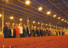 Deze week brengt een Italiaanse handelsdelegatie een bezoek aan de Nederlandse agf-sector. Hier een groepsfoto in de kas van Koppert Cress.
