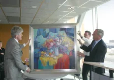 Philip Smits overhandigde na afloop van zijn speech een schilderij aan Jaap Lagerweij. Die beloofde het schilderij op te hangen in zijn nieuwe kantoor.