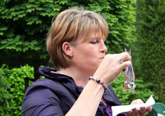 Nicole van Bebberen beet de spits af. Toen zij de eerste Hollandse nieuwe had goedgekeurd vloog de rest (althans de haringliefhebbers onderhen) er bijna letterlijk op af.