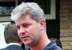 Ze zeggen dat de appel niet ver van de boom valt, maar op het gebied van liefde voor Hollandse nieuwe geldt dat niet voor Jan en Hans van den Heuvel. Hans houdt namelijk niet van haring. Hij is momenteel niet actief in de agf-sector, maar bracht natuurlijk wel een bezoekje aan de jaarlijkse haringparty.