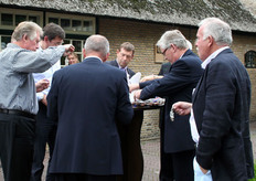 Drukte aan de tafel met daarop de Hollandse nieuwe.