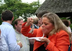 Brigitte de Koning, die eerder op de middag werd herkozen als bestuurslid van Fresh World Barendrecht, genoot zichtbaar van haar Hollandse nieuwe.
