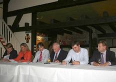 Het bestuur van Fresh World Barendrecht. Tijdens de jaarvergadering werden Brigitte de Koning en Thijs van den Heuvel, van wie de laatstgenoemde overigens verhinderd was om aanwezig te zijn, herkozen als bestuurslid van de handelsvereniging.