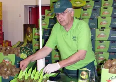 Harry Lodewijks toont groene kiwi's van Zespri.
