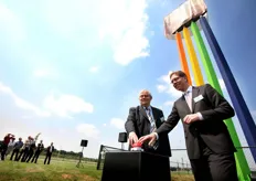 Ger Driessen (gedeputeerde Provincie Limburg) en Frans van Dijck (directeur ZON en Fresh Park Venlo) zetten de onthulling van de nieuwe naam in gang.