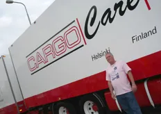 Roel Blom poseert trots voor een van zijn trailers