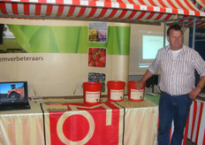 Henk Kraaijvanger in de stand van den Ouden bodemverbeteraars.