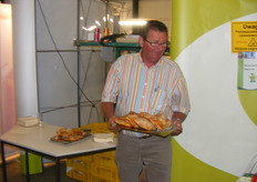 Hans Daalman van AB Zeeland deelt perenflappen uit.