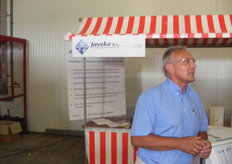 Jan van Ekelen voor zijn stand.