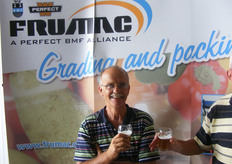 Even een koel pilsje in de stand van Frumac.