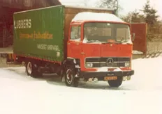 Mercedes, Lubbers groenten en fruitmarkten. Destijds gevestigd in Musselkanaal. De foto dateert van de winter in 1979. Chauffeur was Dhr Frans Super.