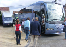 Het gezelschap gaat per touringcar naar het fruitperceel van de familie Schreurs.