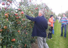 Johan Nicolaï plukt om te proeven.