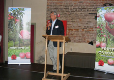 Johan Nicolaï met een inleidend praatje.