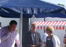 Henk Rietveld met telefoon, Jan en Maya Kutschruiter.