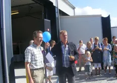 Jan krijgt een symbolische ballonvaart aangeboden van Verwer bouwbedrijf,de bouwer van het eerste uur.