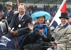Minister Gerda Verburg met blauwe hoed (rijdt zelf ook paard!) vergezelt Ysbrand tijdens de ereronde.