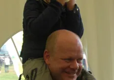 Henk Niemandsverdriet met zijn dochtertje die niet zo fotogeniek is als haar vader!