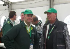 Joost Trouwhorst (links),verantwoordelijk voor de Greenery activiteiten tijdens het WK vierspannen in Beesd. Rechts Martin van der Sande sr.