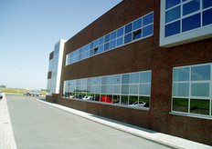 Modern pand met veel ramen voor voldoende licht