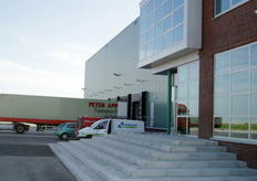 Ingang van het pand met op de achtergrond een trailer aan een van de docks